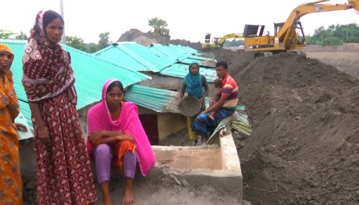 নদী খননের পলিমাটিতে চাপা পড়ছে আশ্রয়ণ প্রকল্পের ঘর