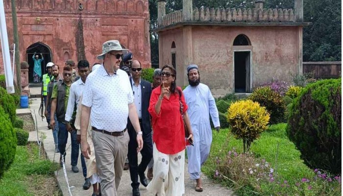 চাঁপাইনবাবগঞ্জের ঐতিহাসিক স্থাপনা পরিদর্শন করলেন মার্কিন রাষ্ট্রদূত