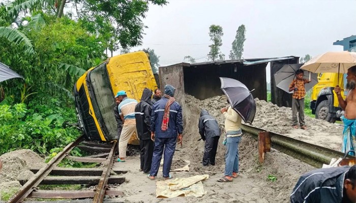 ​ট্রাক উল্টে রেললাইন ব্লক, কুড়িগ্রামের সঙ্গে যোগাযোগ বন্ধ