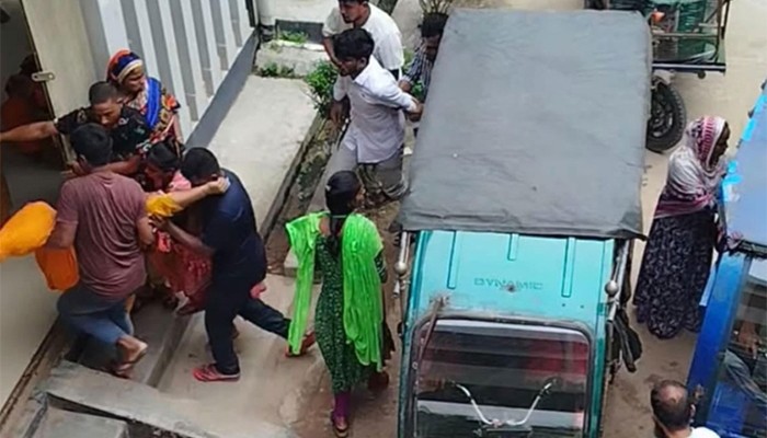 ​গাজীপুরে পোশাক কারখানায় পানি পানের পর অসুস্থ ৫০ শ্রমিক