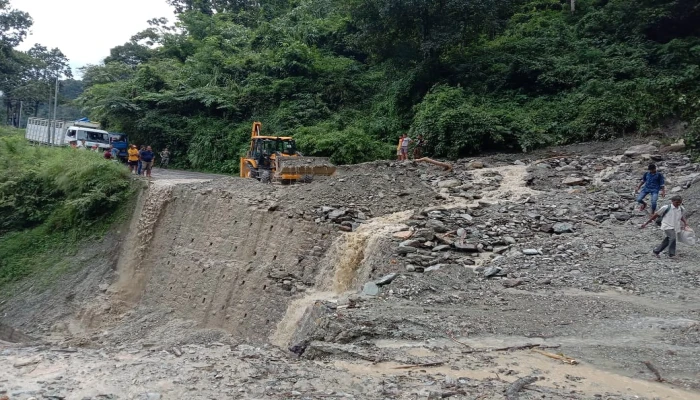 পশ্চিমবঙ্গে প্রবল বর্ষণে বিপর্যস্ত দার্জিলিং