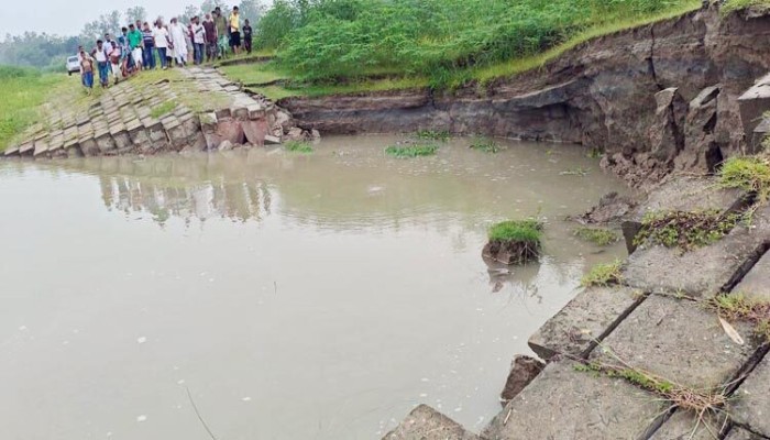 যমুনার তীররক্ষা বাঁধে ধস, আতঙ্কে স্থানীয় বাসিন্দারা