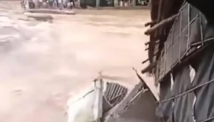 পাহাড়ি ঢলে ঘরের সঙ্গে ভেসে গেলেন যুবক