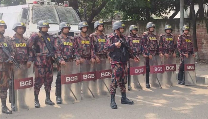 রাজধানীর বিভিন্ন গুরুত্বপূর্ণ পয়েন্টে বিজিবি মোতায়েন