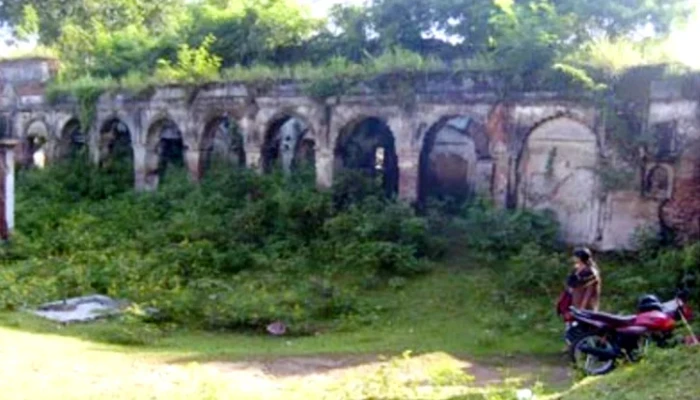 সংরক্ষণের অভাবে ধ্বংসপ্রায় চৌগ্রাম জমিদার বাড়ি