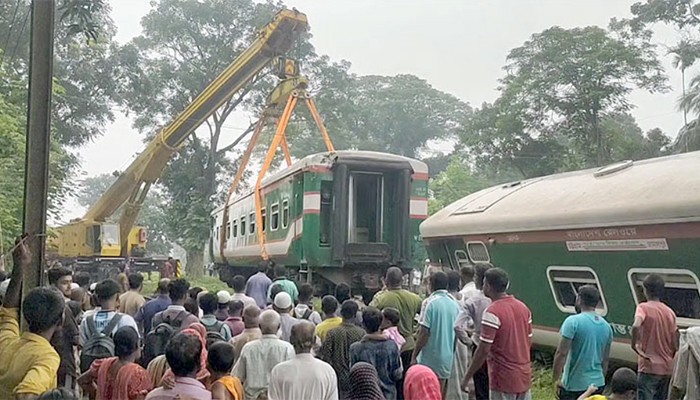 ​লাইনচ্যুত তিন বগির দুটি উদ্ধার, ট্রেন চলাচল স্বাভাবিক