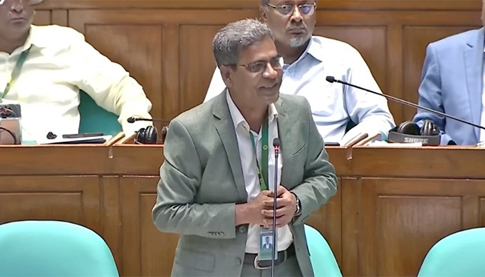 ‘আগে রিকশায় চড়তেন, এখন জুলাই চেতনা বিক্রি করে প্রাডোতে চড়েন’