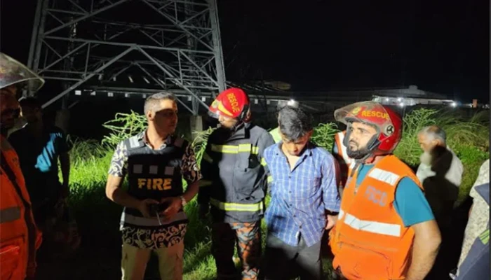 স্ত্রীর সঙ্গে অভিমান করে বিদ্যুতের টাওয়ারের ওপরে যুবক