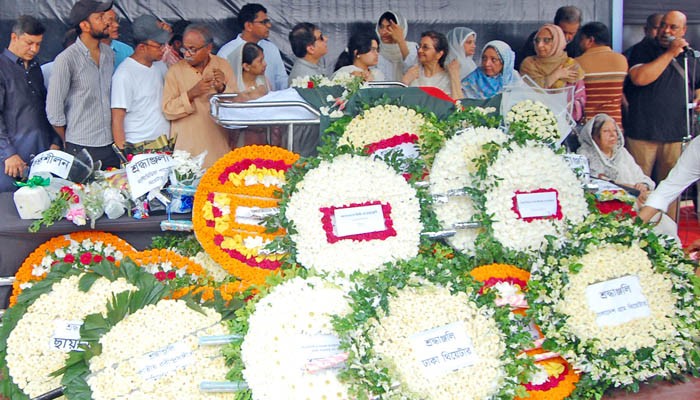ফুলে ফুলে মুস্তাফা মনোয়ারকে শেষ শ্রদ্ধা