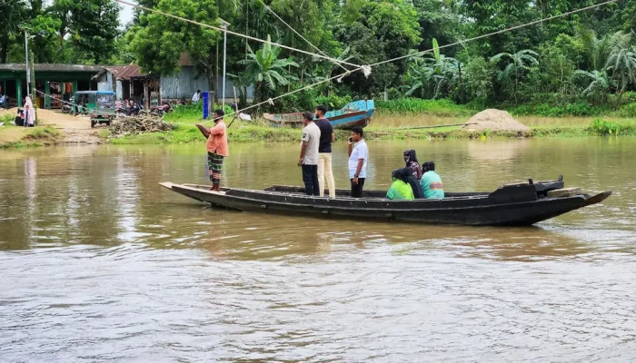 রশি টানা নৌকায় নদী পার হয় পাঁচ গ্রামের মানুষ