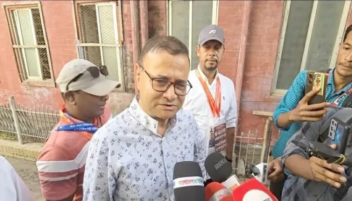 শিল্পী সমিতির নির্বাচনে প্রথম ভোট দিলেন এজাজুল ইসলাম