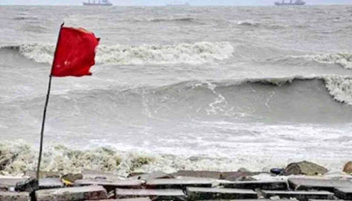 চার বন্দরে ৩ নম্বর সতর্কতা