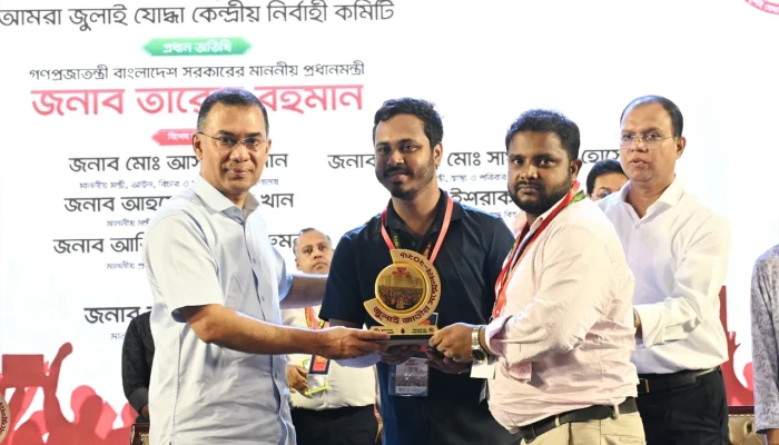 জুলাই স্মৃতি স্মারক তুলে দিলেন প্রধানমন্ত্রী তারেক রহমান