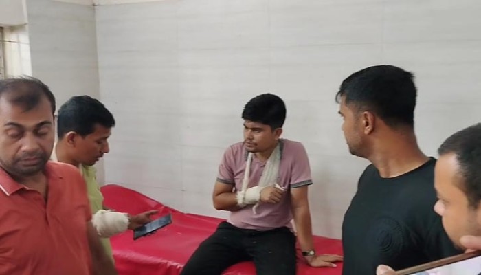 আসামি ধরতে গেলে তিন পুলিশকে কুপিয়ে জখম