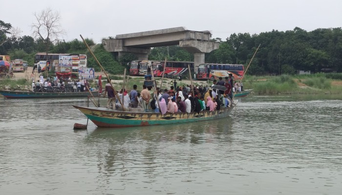 বারবার ঠিকাদার বদলেও শেষ হয়নি সেতুর কাজ
