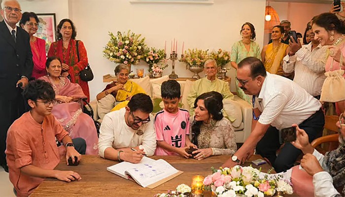 ঘরোয়া আয়োজনে গৌরীকে বিয়ে করলেন আমির খান