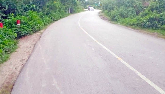 কলাপাড়ার ৭০ কিমি সড়কে ১৫ বিপজ্জনক বাঁকে বাড়ছে দুর্ঘটনা