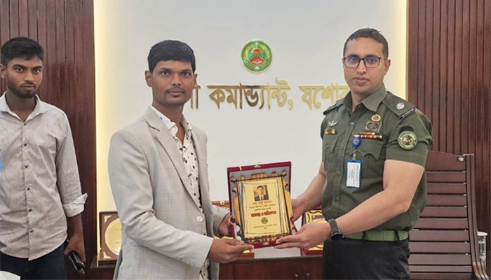 ​পুলিশ ক্যাডারে প্রথম হওয়া আনসার সদস্যের সন্তানকে সংবর্ধনা