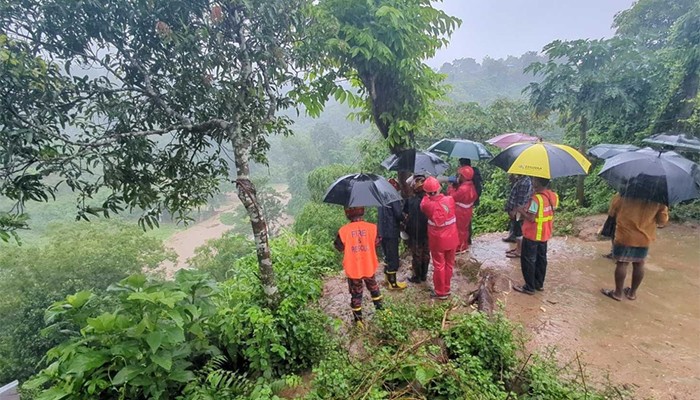 রাঙ্গামাটিতে ঝুঁকিপূর্ণ পাহাড়ে জেলা প্রশাসনের মাইকিং