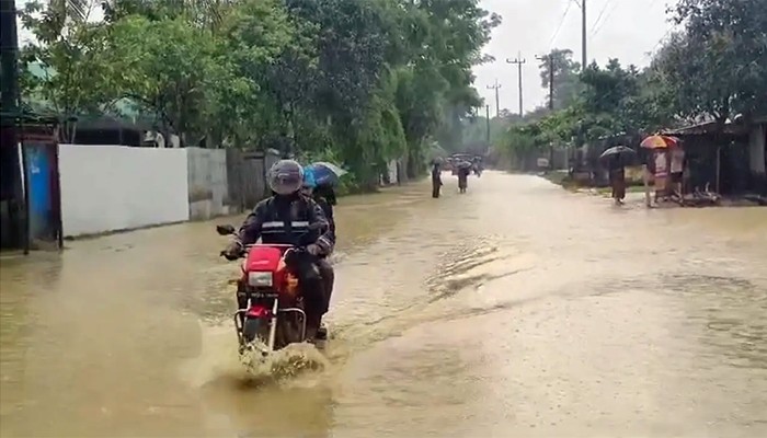 ​খাগড়াছড়িতে টানা বৃষ্টিতে জলাবদ্ধতা, পাহাড়ধসের শঙ্কায় প্রশাসনের সতর্কতা