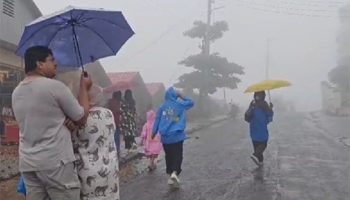 ​দ্বিতীয় দিনের মতো সাজেকে অবস্থান করছেন আটকে পড়া পর্যটকরা