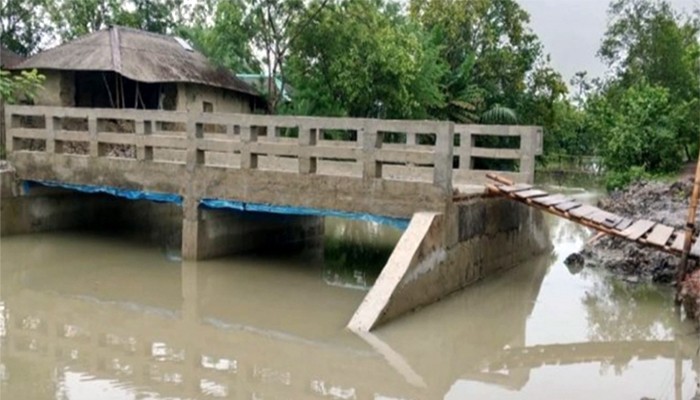 ​সেতুটি যেন খালের মাঝখানে এক ‘দ্বীপ’!