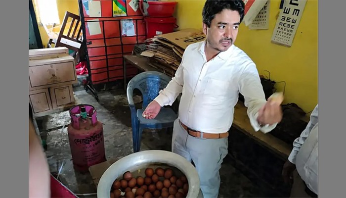 ​প্রাথমিকের শিক্ষার্থীদের খাবারে পচা ডিম!