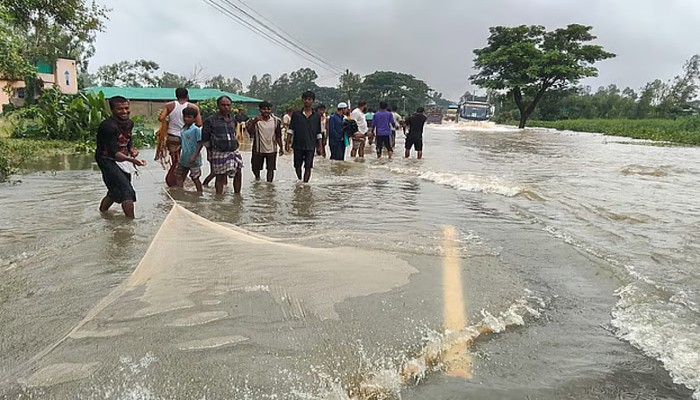 পানিতে তলিয়ে গেছে  মহাসড়ক:  জাল ফেলে মাছ ধরছেন স্থানীয়রা