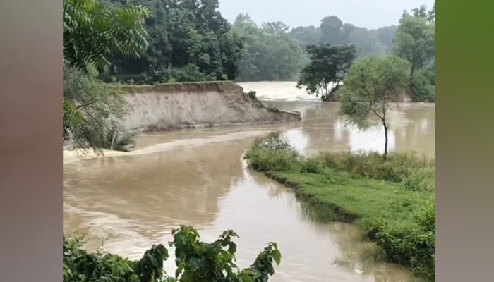 চুয়াডাঙ্গায় টানা বৃষ্টিতে অস্বস্তিতে জনজীবন, তলিয়ে গেছে নিম্নাঞ্চল
