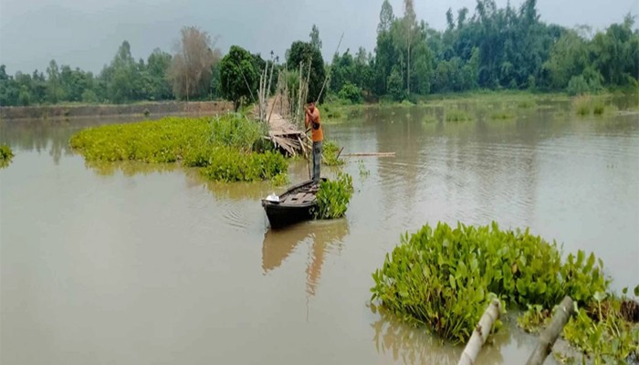 ​বাঁশের সাঁকো ভেসে যাওয়ায় দুর্ভোগে ১৫ গ্রামের মানুষ