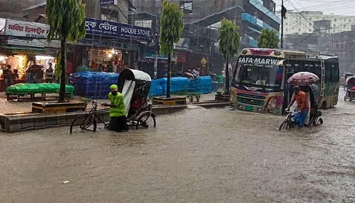 ঢাকায় ৬ ঘণ্টায় ৭৬ মিলিমিটার বৃষ্টি, জলাবদ্ধতায় ভোগান্তি