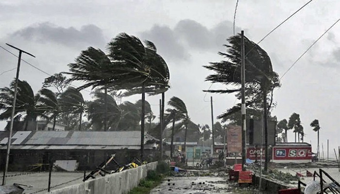 ​ঢাকাসহ ১৭ জেলায় ঝড়ের শঙ্কা, নদীবন্দরে সতর্কসংকেত