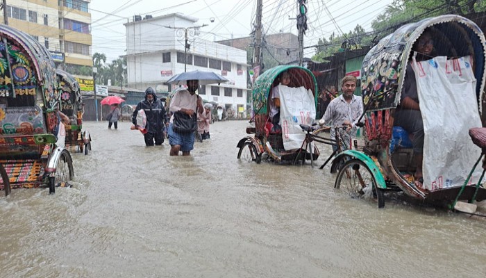 জলাবদ্ধ ঢাকায় রিকশা চালকদের পোয়াবারো