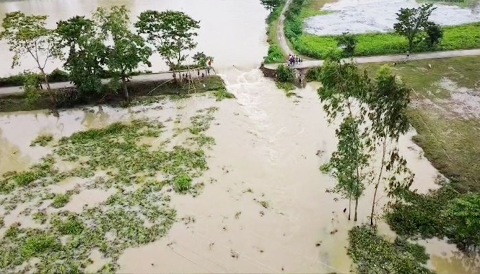 সুনামগঞ্জে পাহাড়ি ঢলে সড়ক ভেঙে যোগাযোগ বিচ্ছিন্ন