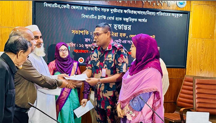 সড়ক দুর্ঘটনায় ক্ষতিগ্রস্ত ২৩ পরিবারকে বিআরটিএ’র চেক হস্তান্তর