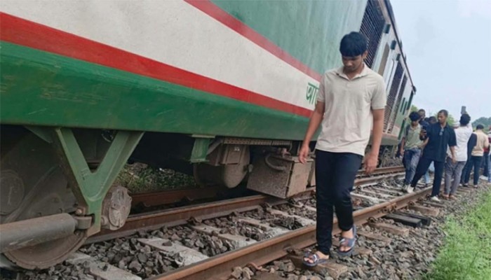 ​একতা এক্সপ্রেস লাইনচ্যুত, উত্তরবঙ্গের সঙ্গে রেল যোগাযোগ বন্ধ