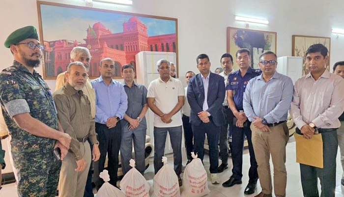 জ্বালানি প্রতিমন্ত্রীর উপস্থিতিতে বন্যাদুর্গতদের জন্য বিপিসির ত্রাণ প্রদান