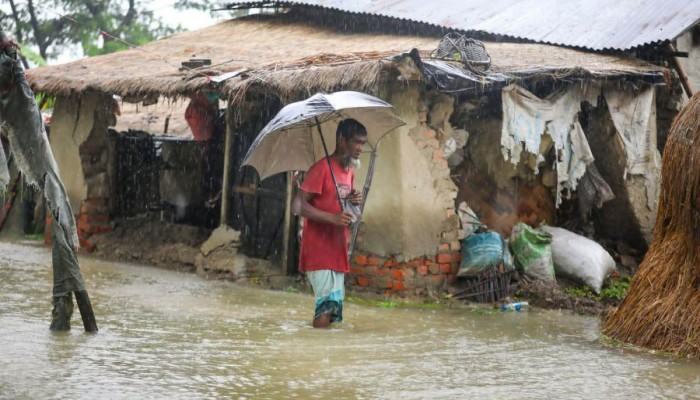 নামছে পানি, কাঁদছে মানুষ