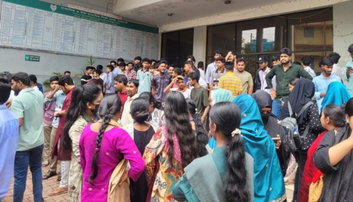শিক্ষামন্ত্রীর পদত্যাগের দাবিতে রাজশাহী শিক্ষা বোর্ড ঘেরাও
