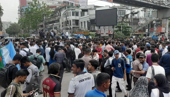 শিক্ষার্থীদের সড়ক অবরোধ, রাজধানীতে তীব্র যানজট