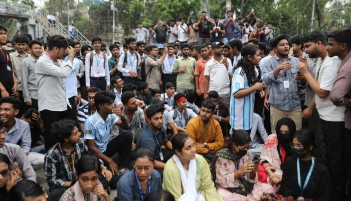 শিক্ষা বোর্ডের সামনে অবরোধে শিক্ষার্থীরা