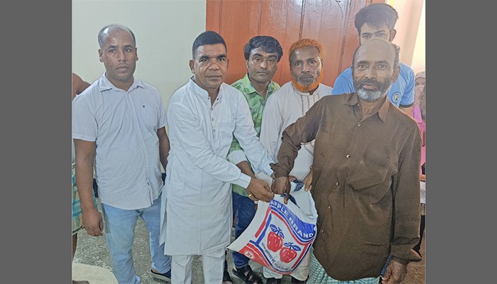 ​পটিয়ায় বন্যাদুর্গত ৩০০ পরিবারের মাঝে চাল বিতরণ