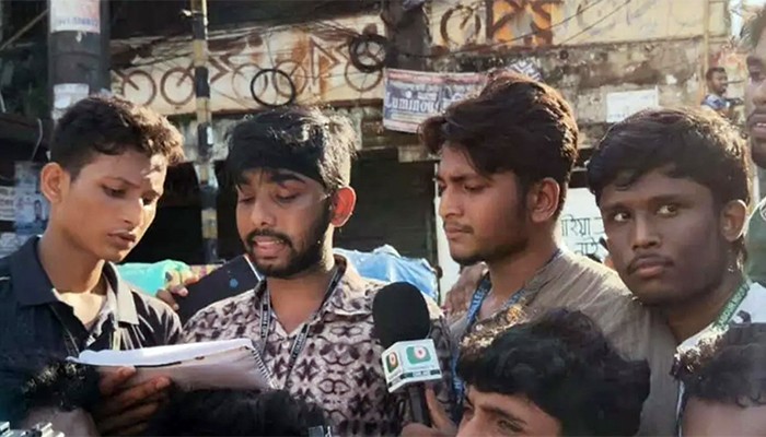 শিক্ষামন্ত্রীর পদত্যাগসহ তিন দাবি, সংসদে ভবনের সামনে অবস্থান পরীক্ষার্থীদের