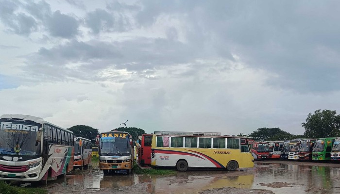 ২৫ ঘণ্টা বন্ধ থাকার পর রাজশাহী থেকে বাস চলাচল শুরু