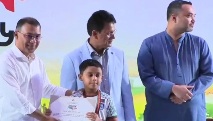 প্রধানমন্ত্রীর হাত থেকে জাতীয় প্রাথমিক শিক্ষা পদক নিল বোয়ালখালীর মনীশ
