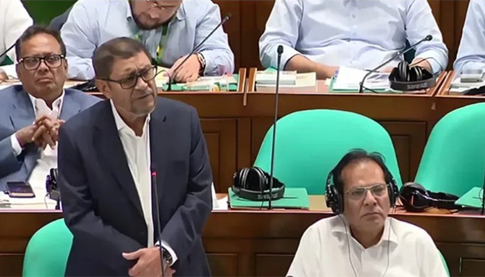 ​ডেঙ্গু প্রতিরোধে ‘লম্বা লুঙ্গি’ পরার পরামর্শ স্বাস্থ্যমন্ত্রীর