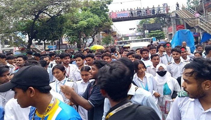 ​মন্ত্রীর পদত্যাগের দাবি বাদ, নতুন ৬ দফা শিক্ষার্থীদের