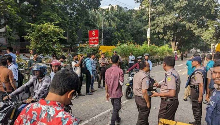 শিক্ষা ভবনের সামনে থেকে সরে গেলেন শিক্ষার্থীরা