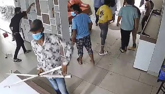 ​চট্টগ্রামে ব্যবসা প্রতিষ্ঠানে লুটপাটের ঘটনায় গ্রেপ্তার ৮