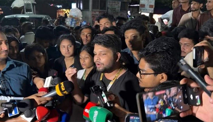​আল্টিমেটাম দিয়ে শাহবাগ থেকে সরে গেলেন এইচএসসি পরীক্ষার্থীরা